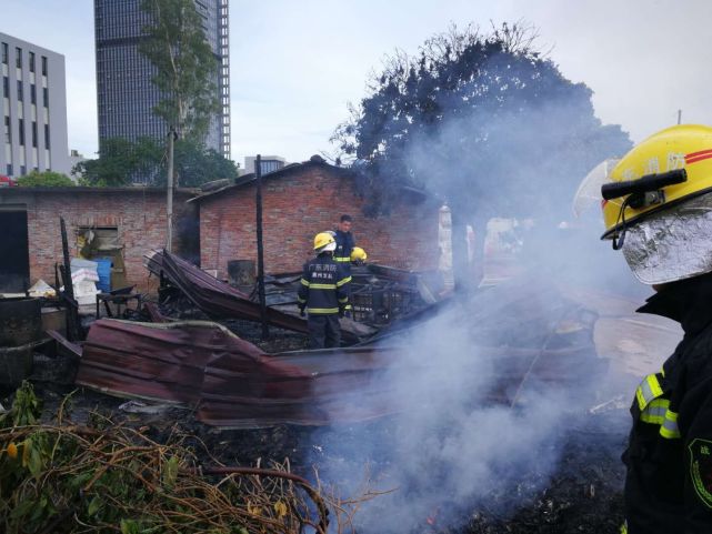6个煤气瓶!惠州消防员在火场中冒险转移
