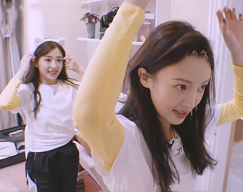 金晨张含韵在卧室试戴发卡时,谁注意床上放着啥?别忘了明星的身份