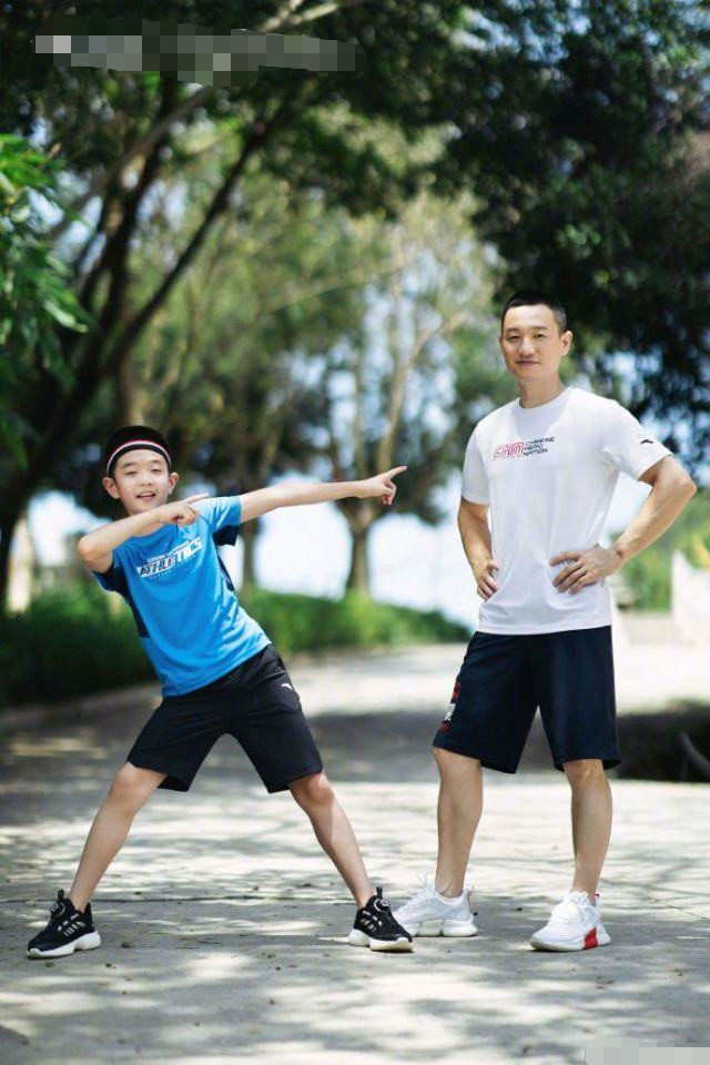 杨威父子合体拍大片,十岁杨阳洋暴风长高到爸爸肩头,越长越帅气
