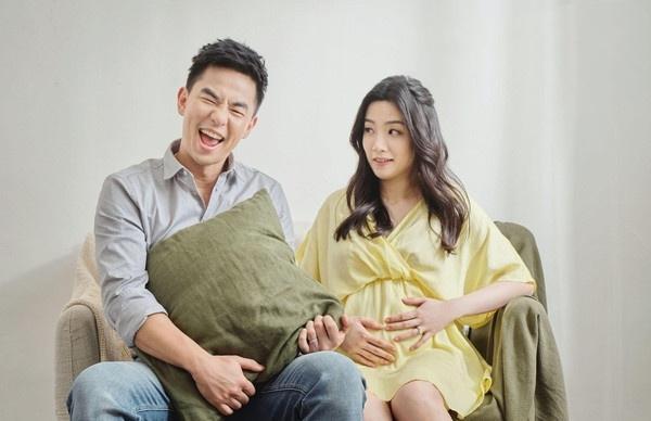 柯有伦官宣妻子怀孕,晒八月孕照合影,分享孕期趣事