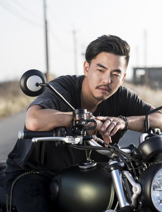 柯有伦官宣妻子怀孕晒八月孕照合影分享孕期趣事