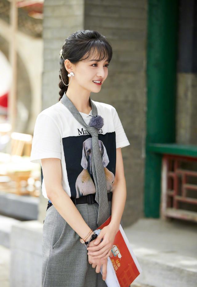 郑爽|郑爽最新综艺上线，梳麻花辫配学院风穿搭少女感满满，头饰超吸睛