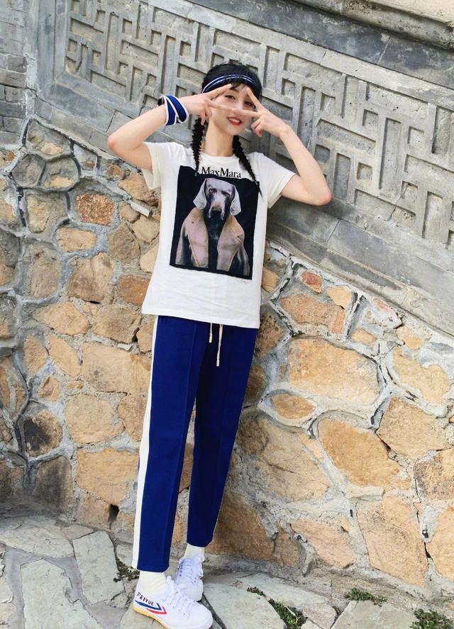 郑爽|郑爽最新综艺上线，梳麻花辫配学院风穿搭少女感满满，头饰超吸睛