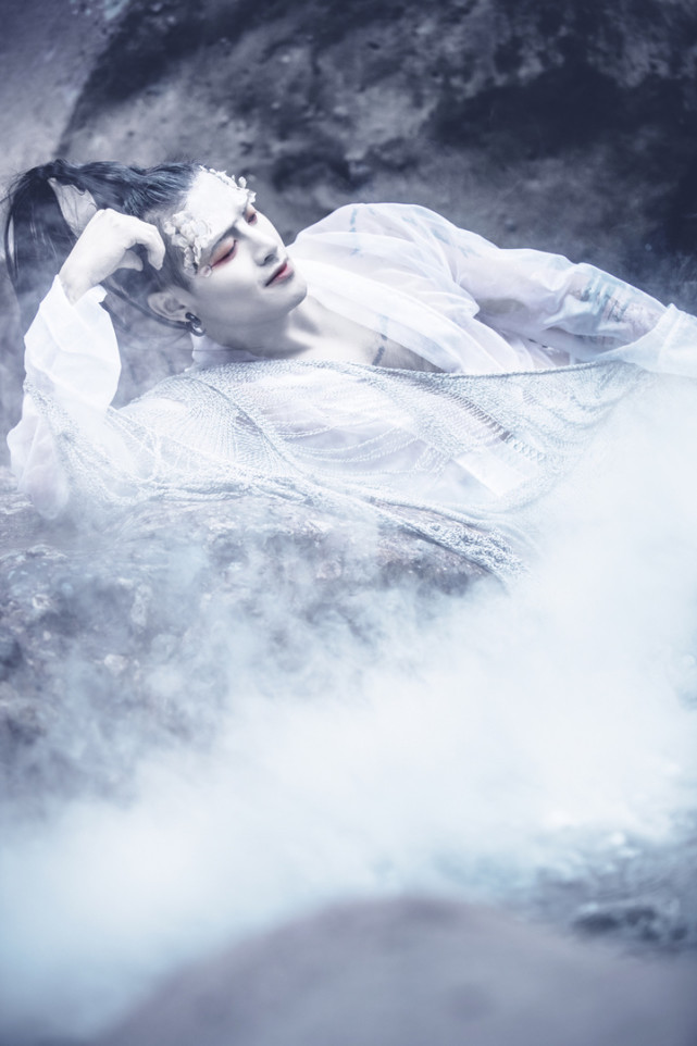 他拍出《山海经》中的鲛人,如梦如幻美如画