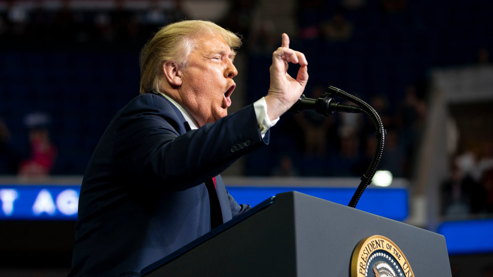 特朗普|几十人不戴口罩，记者现场质问，特朗普睁眼说瞎话：我看着就戴了