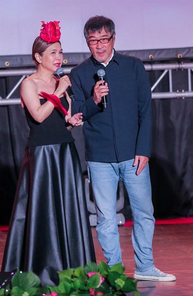 李宗盛小27岁娇妻罕曝光面容清秀略发福夫妻牵手淘古董显恩爱