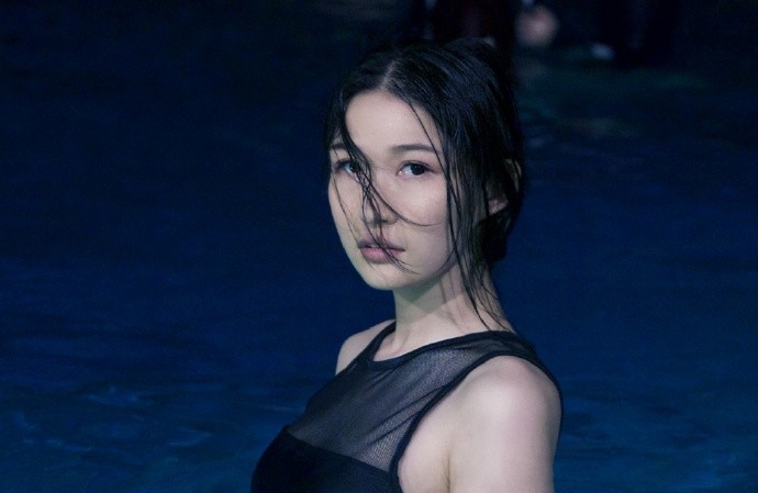 绘画|为了学画，她小学一年级辍学，如今唱歌、跳舞全才却单身一人