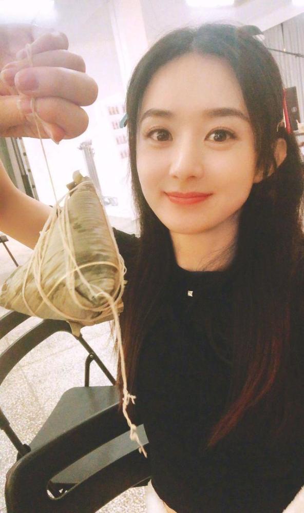 赵丽颖|赵丽颖《中餐厅》路透照曝光，腰身依然是亮点，颜值扛得住怼脸拍