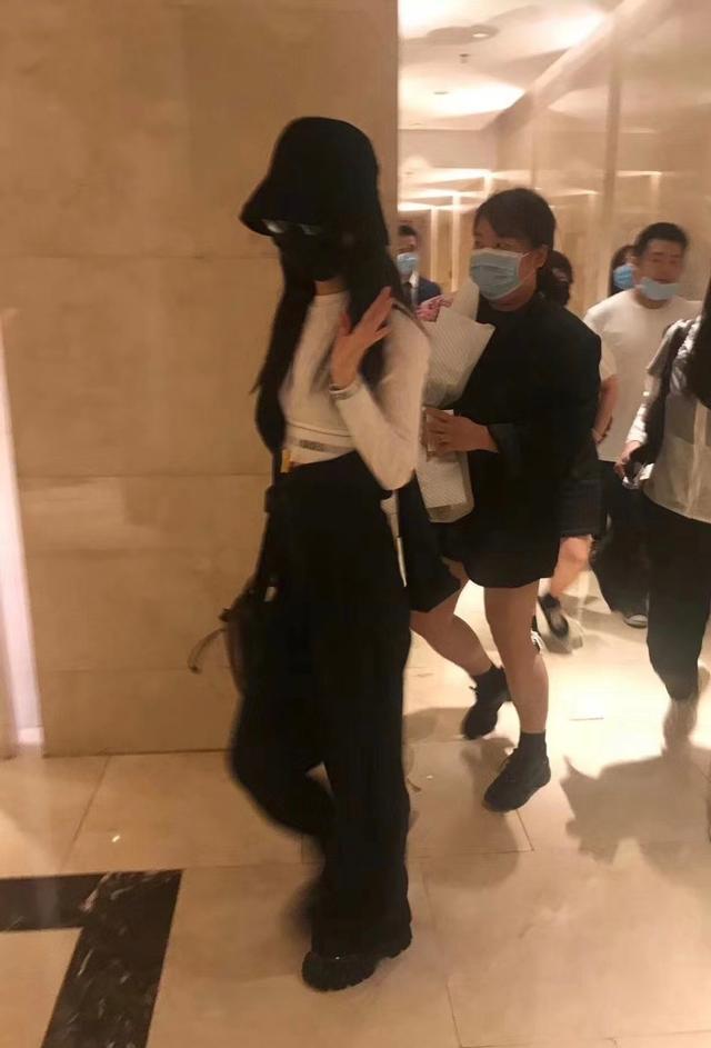 赵丽颖|赵丽颖《中餐厅》路透照曝光，腰身依然是亮点，颜值扛得住怼脸拍