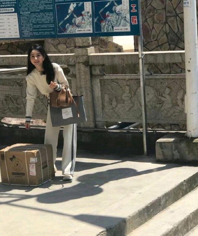 赵丽颖|赵丽颖《中餐厅》路透照曝光，腰身依然是亮点，颜值扛得住怼脸拍