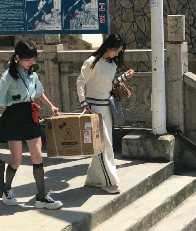 赵丽颖|赵丽颖《中餐厅》路透照曝光，腰身依然是亮点，颜值扛得住怼脸拍