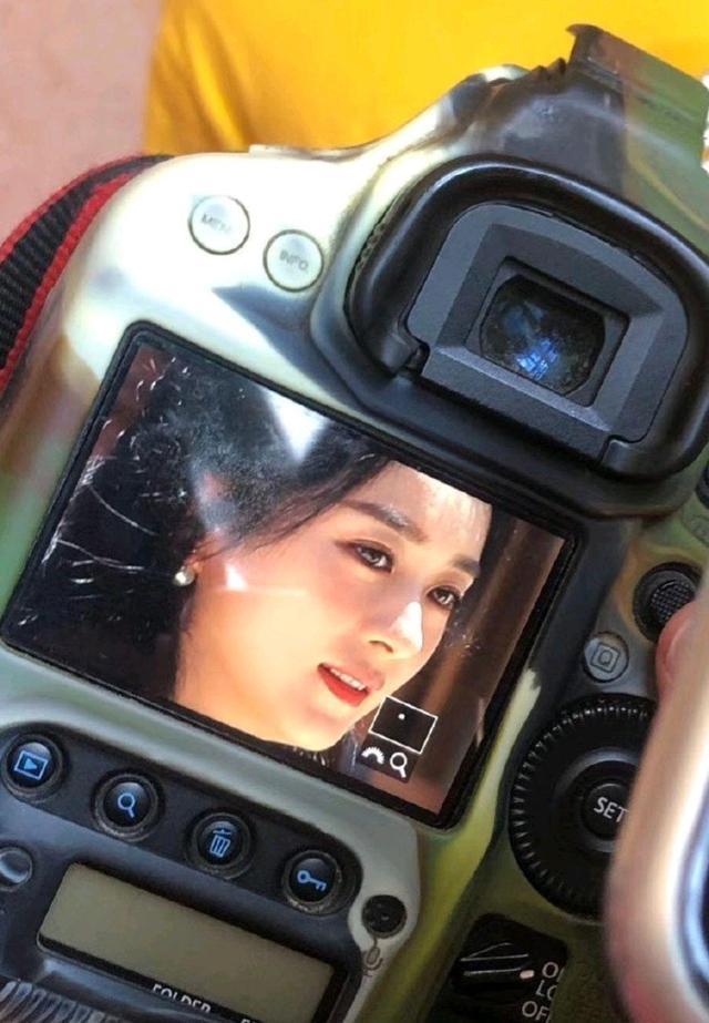 赵丽颖|赵丽颖《中餐厅》路透照曝光，腰身依然是亮点，颜值扛得住怼脸拍