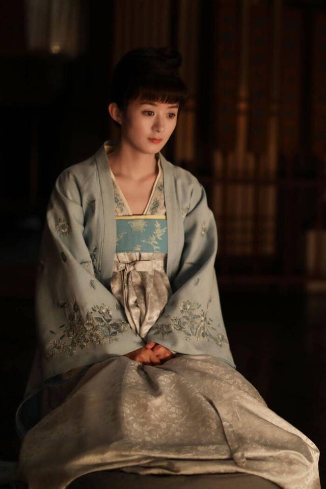 赵丽颖|赵丽颖《中餐厅》路透照曝光，腰身依然是亮点，颜值扛得住怼脸拍