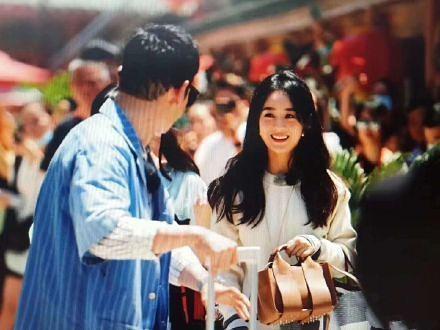 赵丽颖|赵丽颖《中餐厅》路透照曝光，腰身依然是亮点，颜值扛得住怼脸拍