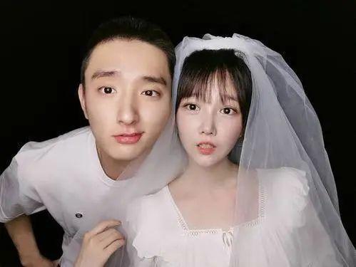 于小彤|于小彤陈小纭已分手？女方删光恩爱微博，戴绿发箍背绿书包有深意