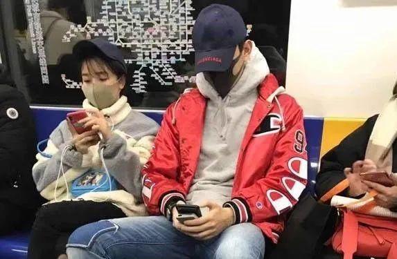 于小彤|于小彤陈小纭已分手？女方删光恩爱微博，戴绿发箍背绿书包有深意