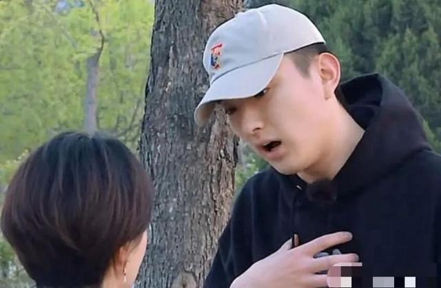 于小彤|于小彤陈小纭已分手？女方删光恩爱微博，戴绿发箍背绿书包有深意