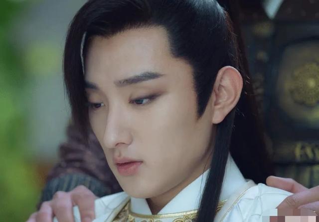 于小彤|于小彤陈小纭已分手？女方删光恩爱微博，戴绿发箍背绿书包有深意