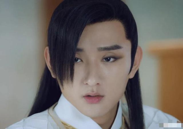 于小彤|于小彤陈小纭已分手？女方删光恩爱微博，戴绿发箍背绿书包有深意