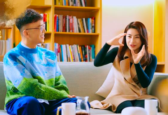 郭晶晶|何超琼不爱出风头，偶遇霍启刚还求合影，郭晶晶被簇拥显拘谨！