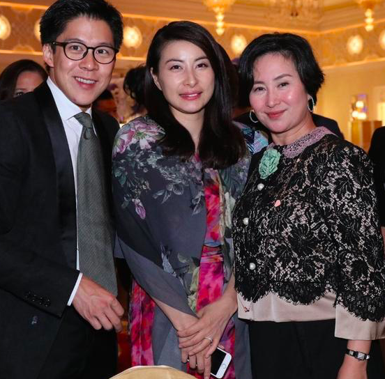 郭晶晶|何超琼不爱出风头，偶遇霍启刚还求合影，郭晶晶被簇拥显拘谨！