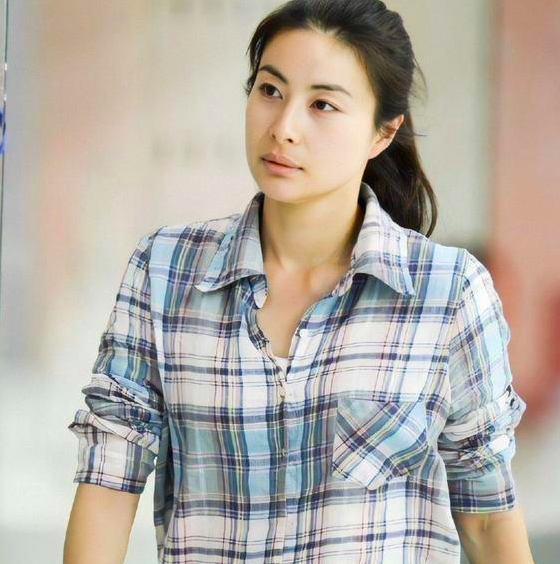 郭晶晶|何超琼不爱出风头，偶遇霍启刚还求合影，郭晶晶被簇拥显拘谨！