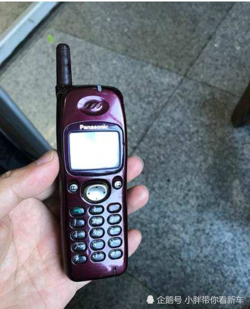 最后选择了松下的gd90,一款红色的 "小"手机,要知道当时的诺基亚
