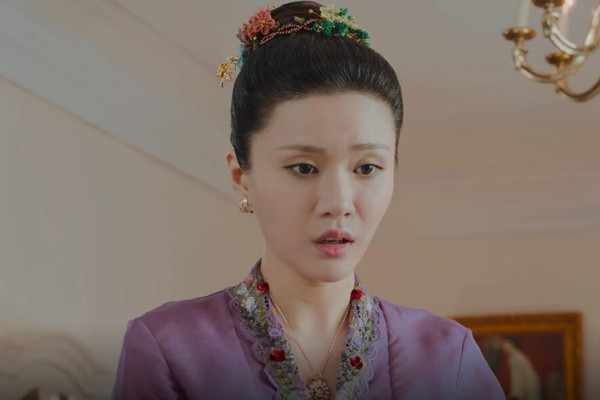 美玉一直想要个孩子,她曾多次哀求陈盛,最终陈盛被迫与她圆房,美玉也