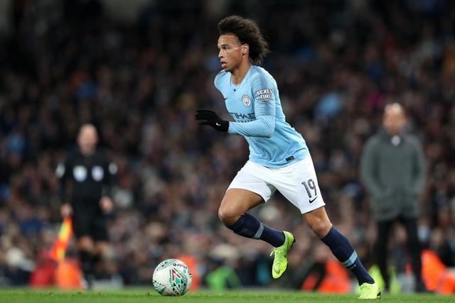 现年24岁的萨内出道自德甲沙尔克04俱乐部,2016赛季以5200万欧元的