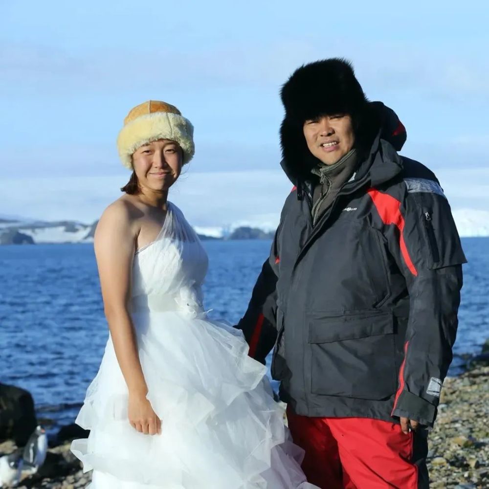 驾驶一艘破冰船侣行夫妇五年花一亿圆梦南极行