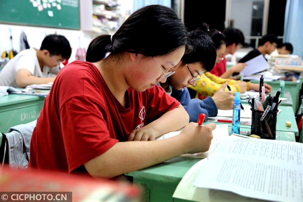 6月30日,江苏省连云港高级中学教学楼内,即将参加高考的学生在上晚