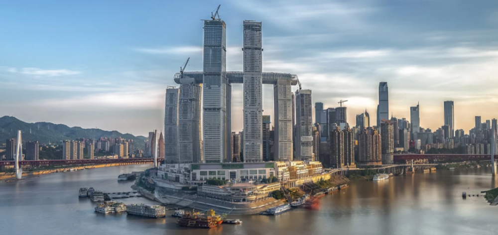 重庆来福士广场的第一期项目"the crystal"水晶空中走廊在刚刚过去的