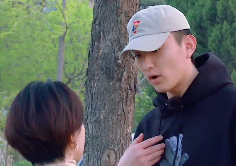 陈小纭|分手传闻后陈小纭发文称赞绿色好看，疑暗示于小彤劈腿两人已分手