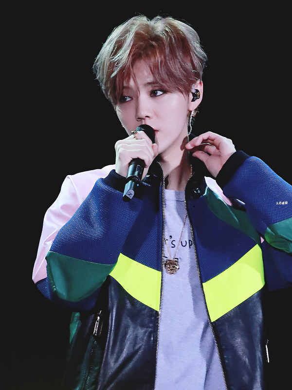 鹿晗晒蓝发自拍照造型凌乱稍显狂野难道是因为它