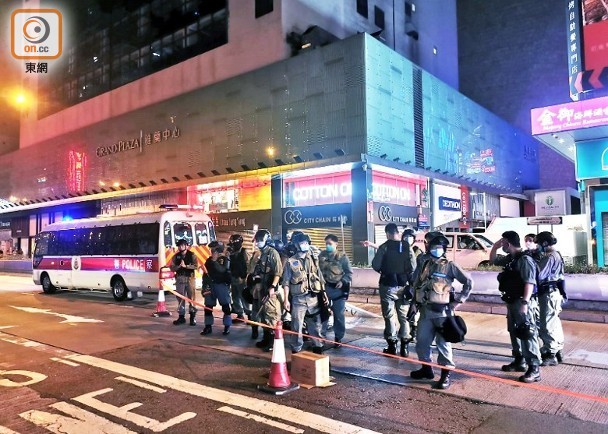 香港男子向警车投掷汽油弹,防暴警察下车追截擒获