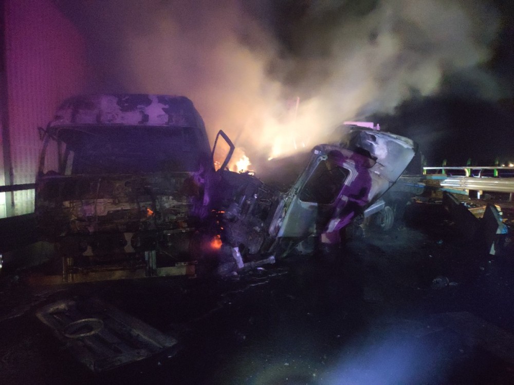 京礼高速|京礼高速凌晨五车追尾，猛烈燃烧！万幸的是人没事