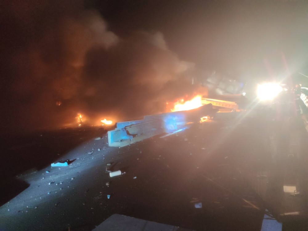 京礼高速|京礼高速凌晨五车追尾，猛烈燃烧！万幸的是人没事