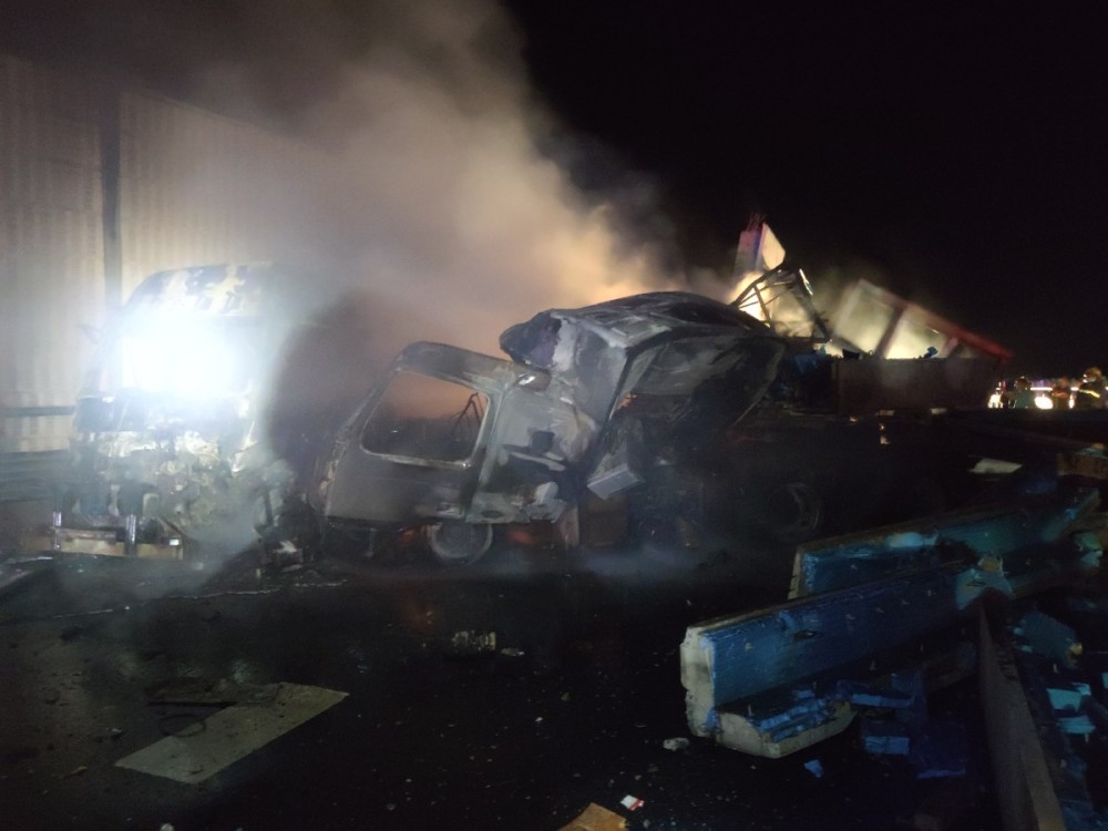 京礼高速|京礼高速凌晨五车追尾，猛烈燃烧！万幸的是人没事