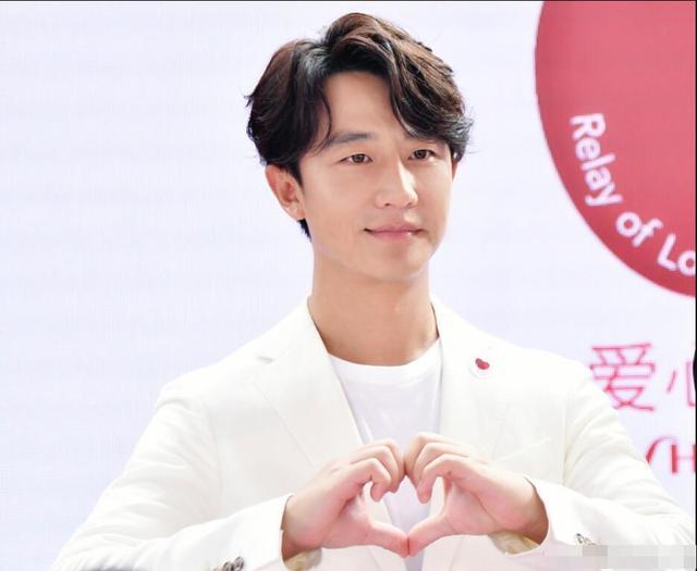 黄轩|继带女友见长辈后，黄轩新广告“突破”引争议，大红眼妆神似尚雯婕