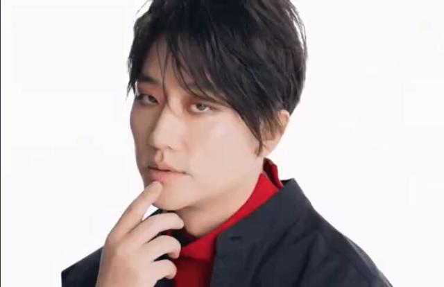 黄轩|继带女友见长辈后，黄轩新广告“突破”引争议，大红眼妆神似尚雯婕