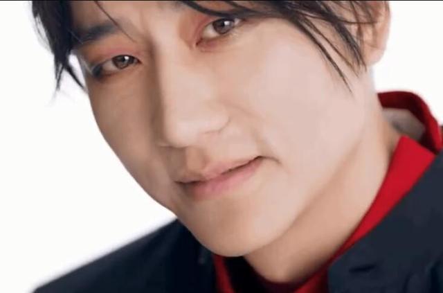 黄轩|继带女友见长辈后，黄轩新广告“突破”引争议，大红眼妆神似尚雯婕