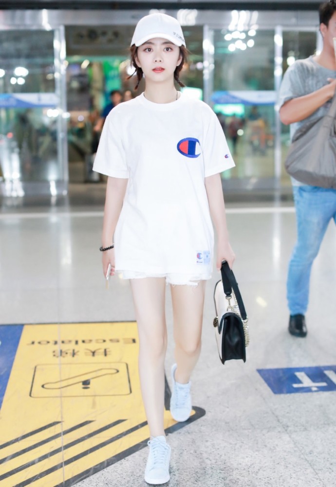 谭松韵拍摄画报释出!