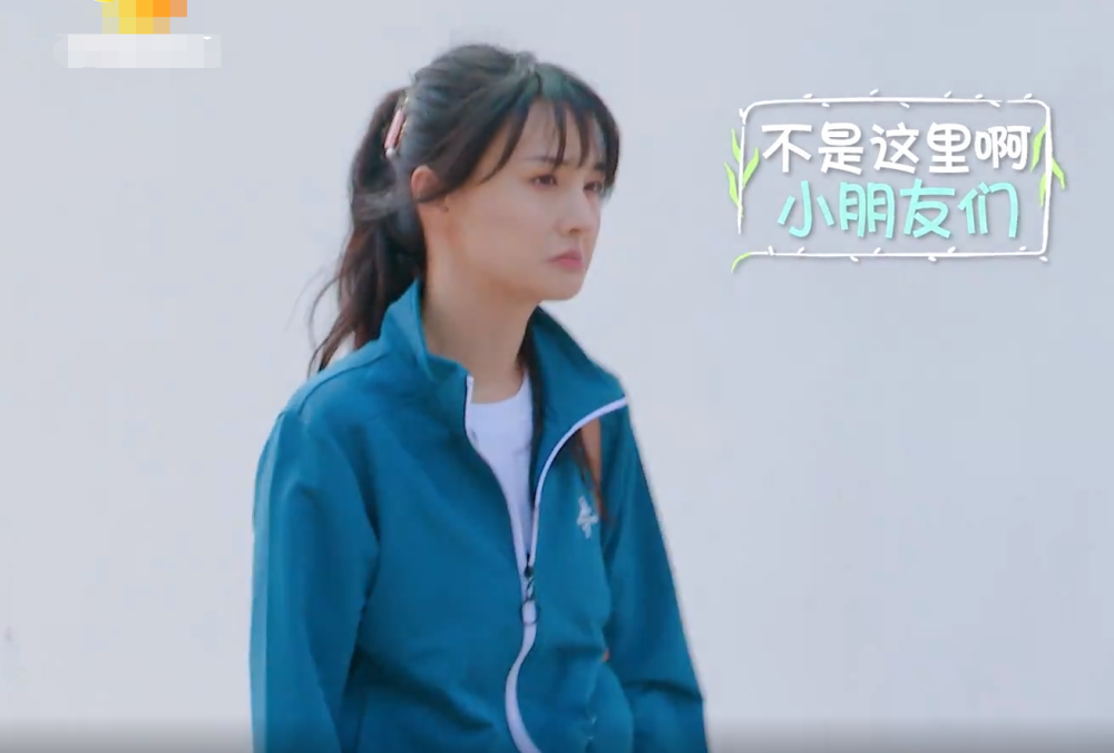 郑爽蹲着抱住小朋友,重心不稳往后摔那刻,谁注意下意识的举动?