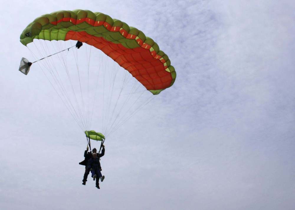 跳伞不带降落伞老外挑战万米高空无保护降落镜头拍下全过程