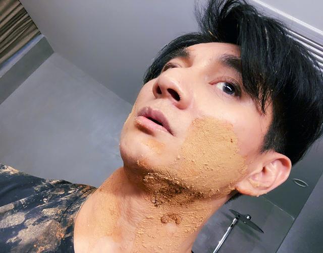 吴奇隆挑战泥潭游戏事后晒全身黄泥照邋遢的帅气让人致命