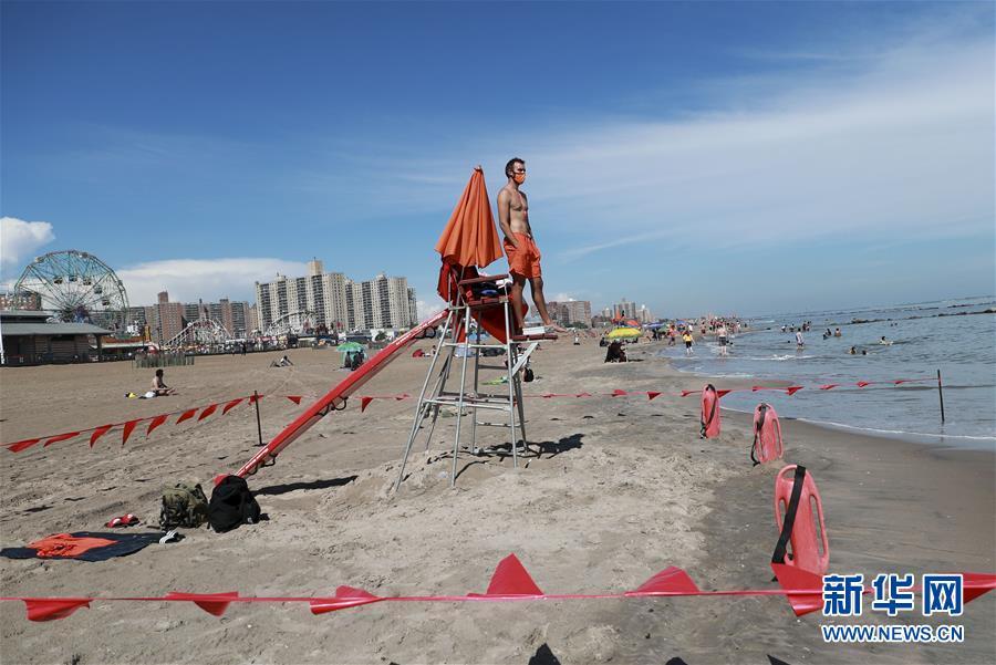 救生员上岗 美国纽约市属海滩准许民众游泳