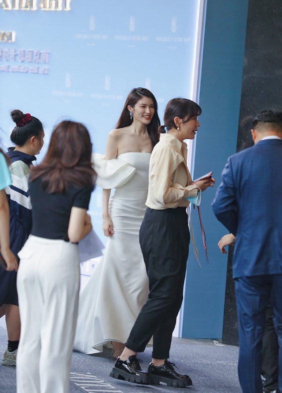 何穗身材什么程度穿上高跟鞋后难怪1米8男星都不敢和她拍照