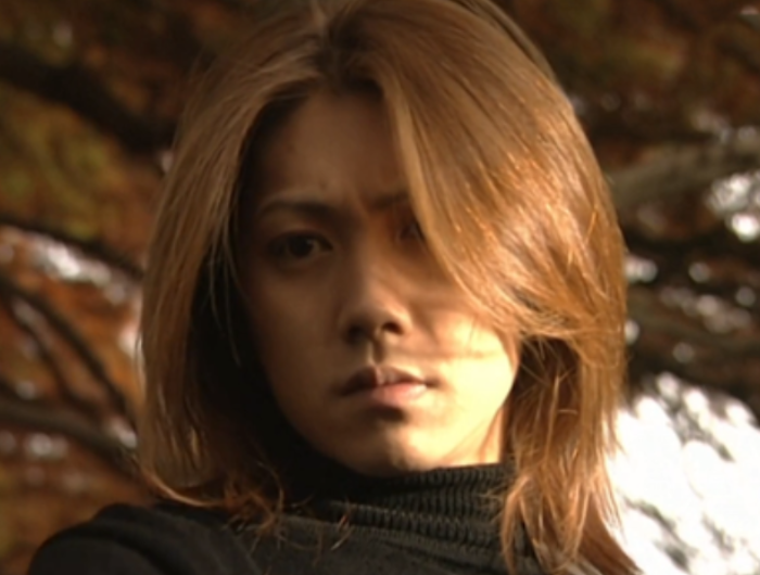 可是,最后津上翔一变身的agito闯入了黑神的空间之中,跟黑神交手.