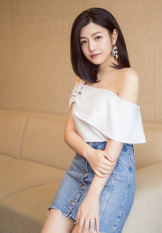 陈妍希|陈晓真管不住陈妍希了？“内搭外穿”美感十足，少妇状态谁招架得住