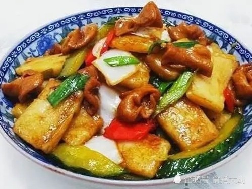 肥肠炒年糕7.榨菜丝放在猪耳上,放入各种调料拌匀即成.6.